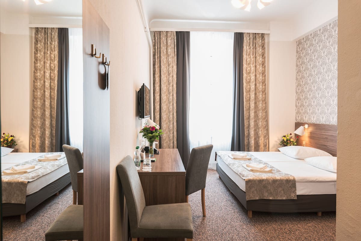 Schreibtisch, Bügeleisen/Bügelbrett, kostenlose Babybetten