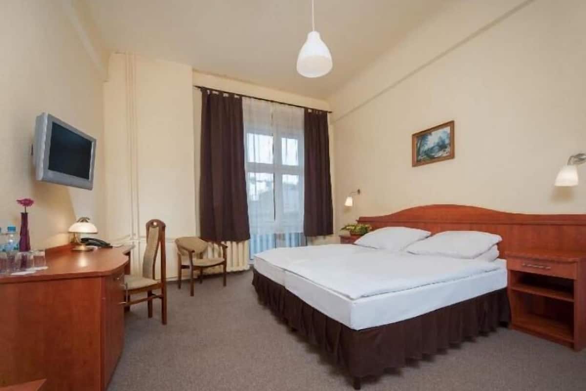 Schreibtisch, Bügeleisen/Bügelbrett, kostenlose Babybetten