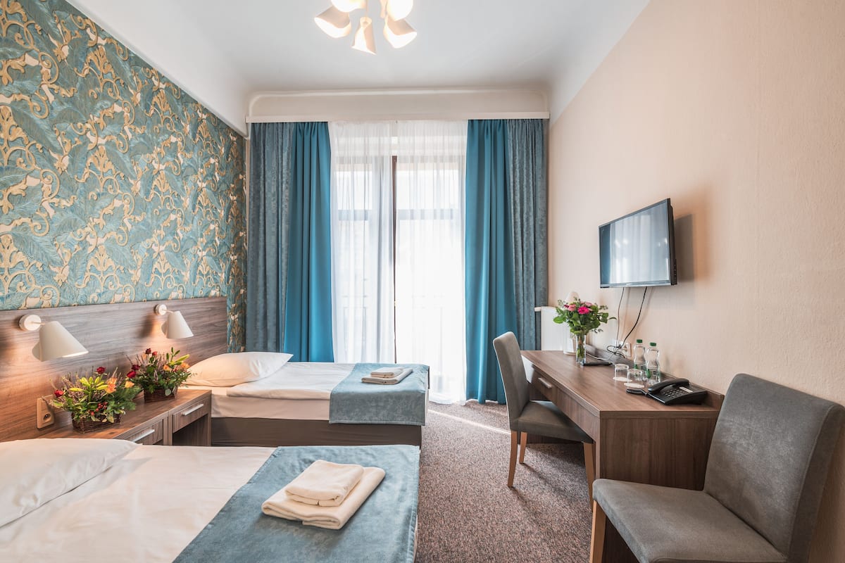 Schreibtisch, Bügeleisen/Bügelbrett, kostenlose Babybetten