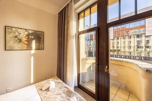 Suíte estúdio luxo, 1 quarto, quartos conectados | Escrivaninha, ferros/tábuas de passar roupa, berços grátis