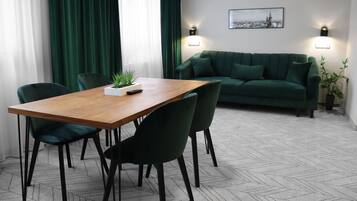Premium-Studiosuite, 1 King-Bett | Schreibtisch, Bügeleisen/Bügelbrett, kostenlose Babybetten