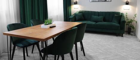 Premium-Studiosuite, 1 King-Bett | Schreibtisch, Bügeleisen/Bügelbrett, kostenlose Babybetten