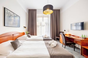 Quadruple Room | Desk, iron/ironing board, free cribs/infant beds, rollaway beds - Hotel Polonia (Wroclaw)