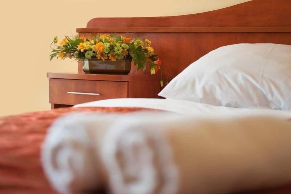 Schreibtisch, Bügeleisen/Bügelbrett, kostenlose Babybetten