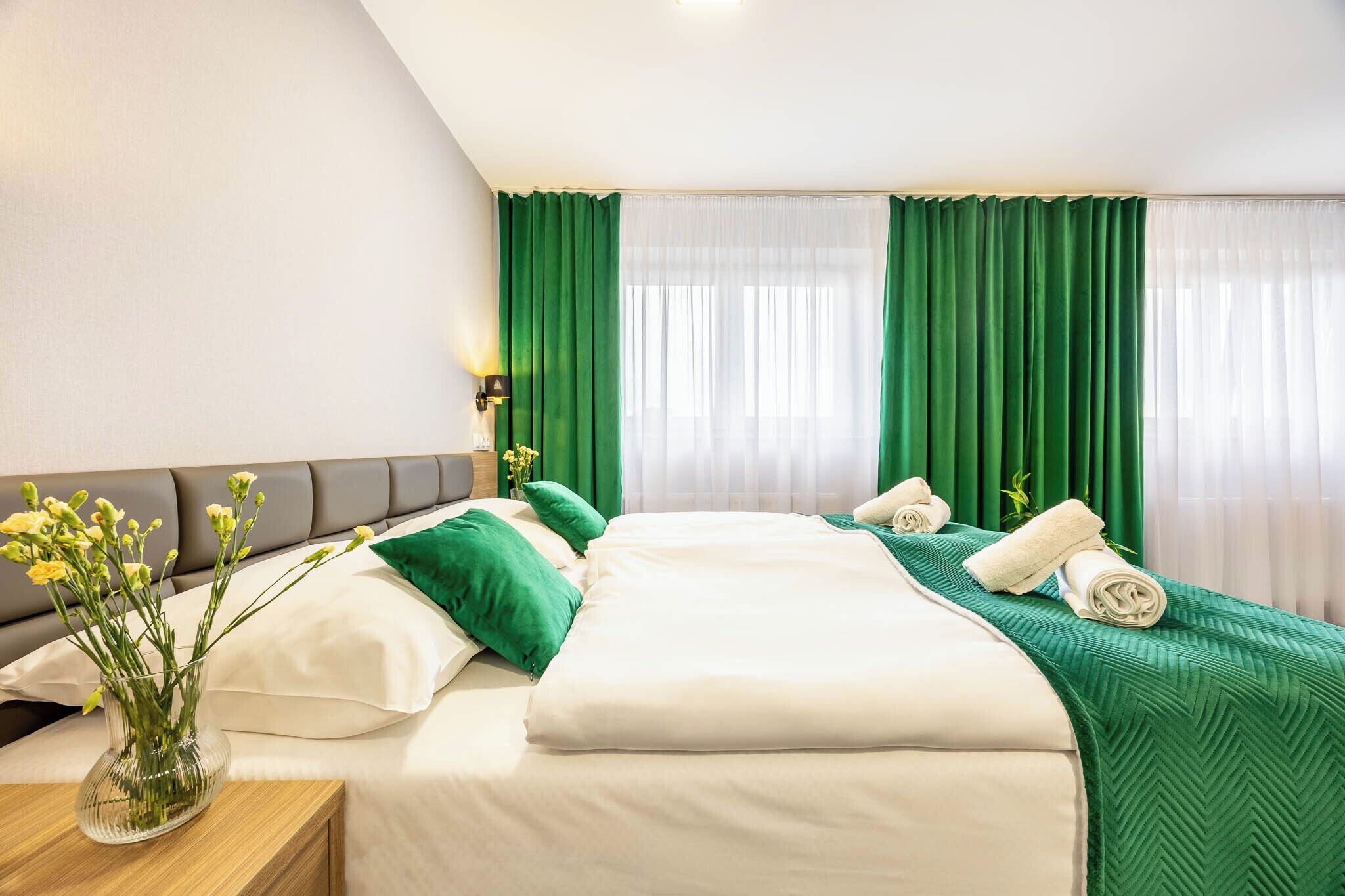 Habitación doble Premium, 1 cama Queen size | Escritorio, tabla de planchar con plancha y cunas gratuitas 