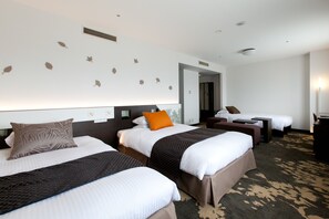 In-room safe, desk, blackout drapes, iron/ironing board - Toyama Excel Hotel Tokyu (Toyama)