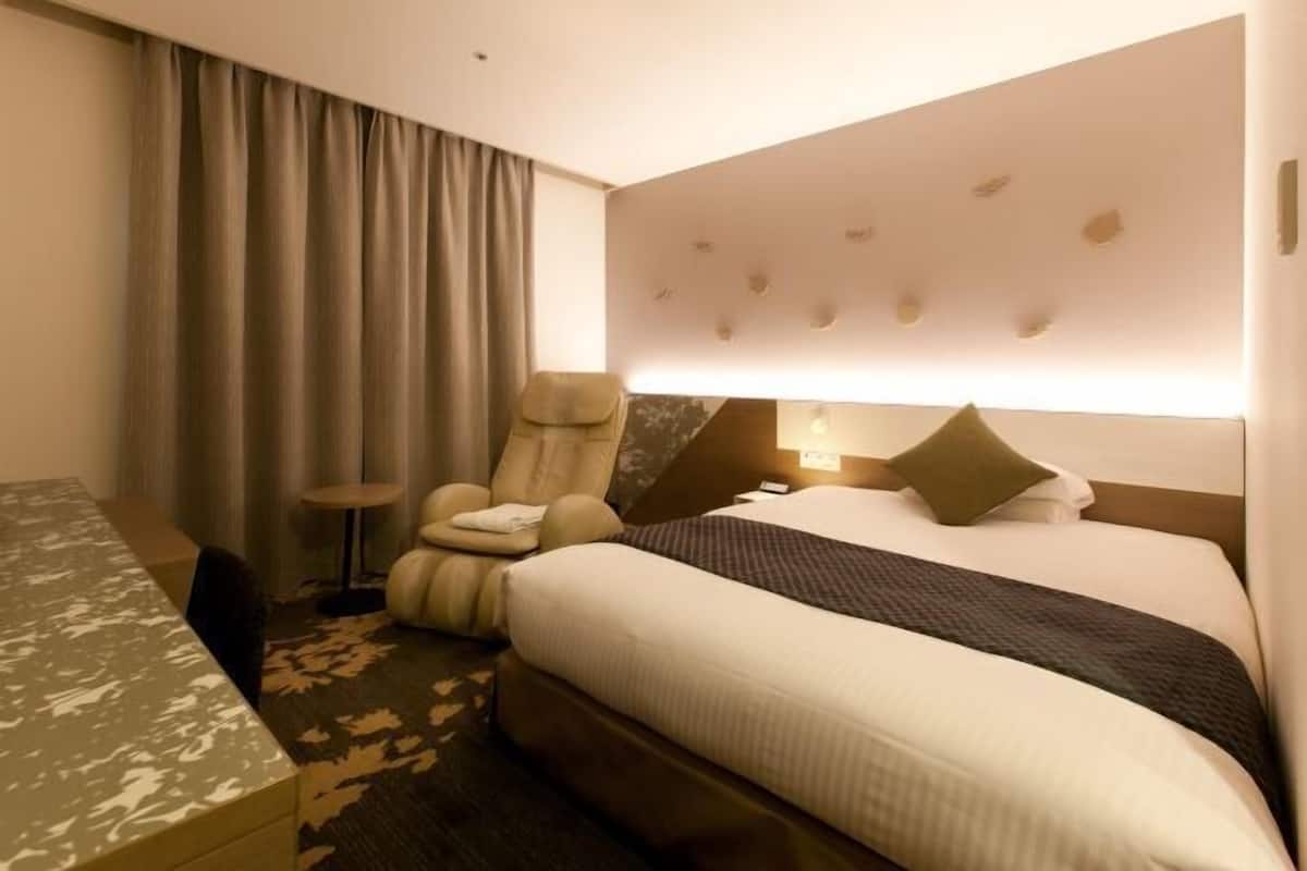 In-room safe, desk, blackout drapes, iron/ironing board (on request)