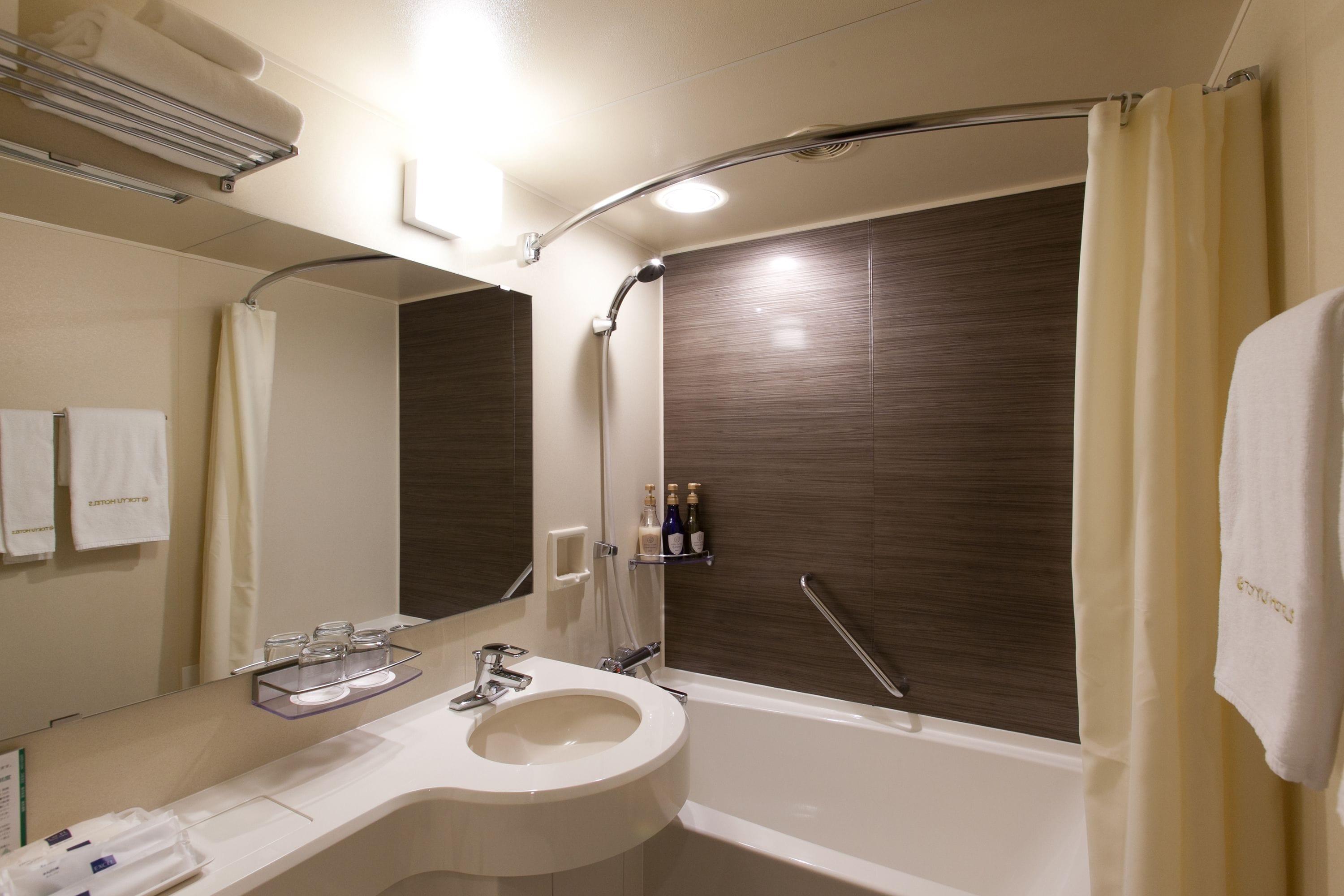 combined shower/bathtub, hair dryer, bathrobes, slippers