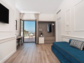 Suite, Hot Tub, Partial Sea View | Living area