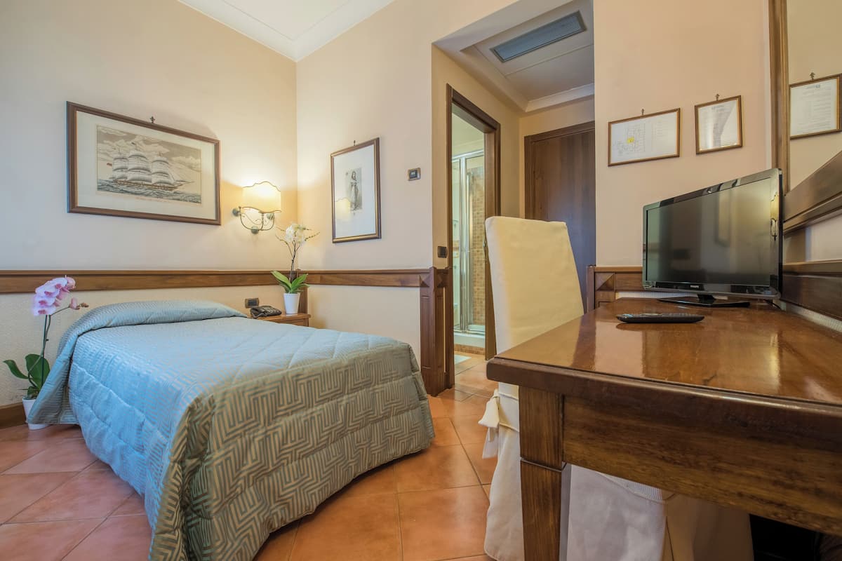 Economy eenpersoonskamer, bijgebouw | 2 slaapkamers, hypoallergeen beddengoed, donsdekens, een minibar
