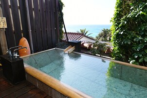 露天風呂付和室50sqm（畳10畳）　禁煙　ビーチビュー | 専用スパ浴槽