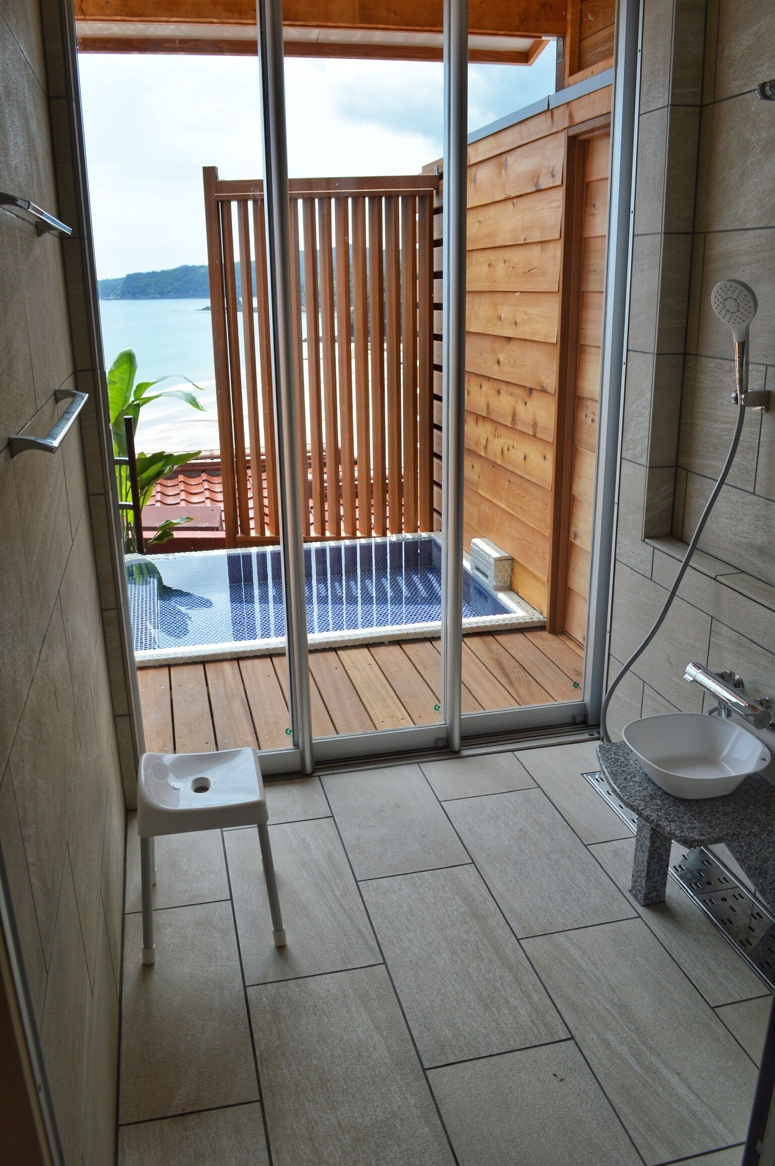 Phòng, không hút thuốc, quang cảnh bãi biển (Private Open Air Bath, 50sqm) | Phòng tắm | Bồn tắm và buồng tắm vòi sen riêng, máy sấy tóc, dép đi trong nhà 