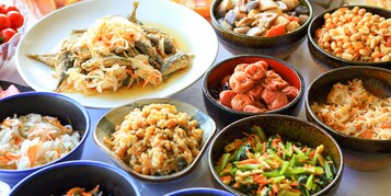 Daily local cuisine breakfast (JPY 1200 per person)