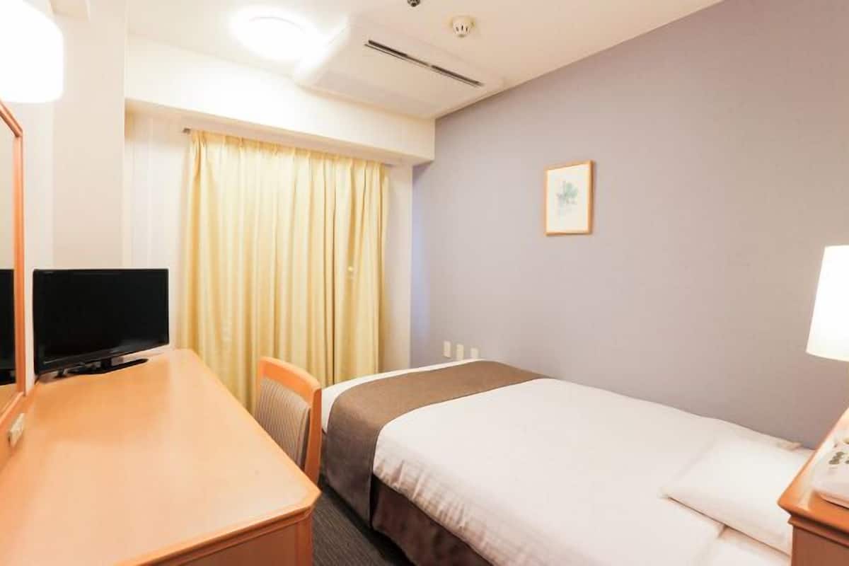 Premium bedding, desk, iron/ironing board, WiFi