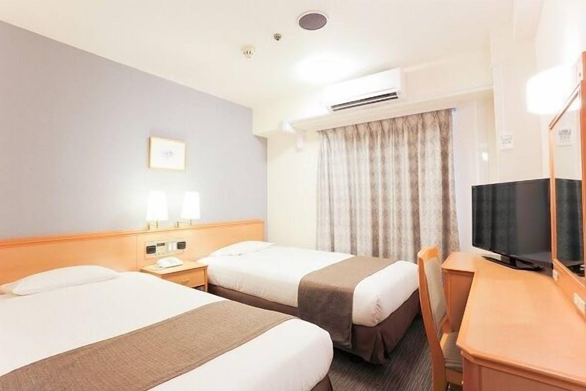 Bộ đồ giường cao cấp, bàn, bàn ủi/dụng cụ ủi quần áo 