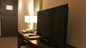 Iron/ironing board (on request), bed sheets - Marroad Inn Akasaka (Tokyo)
