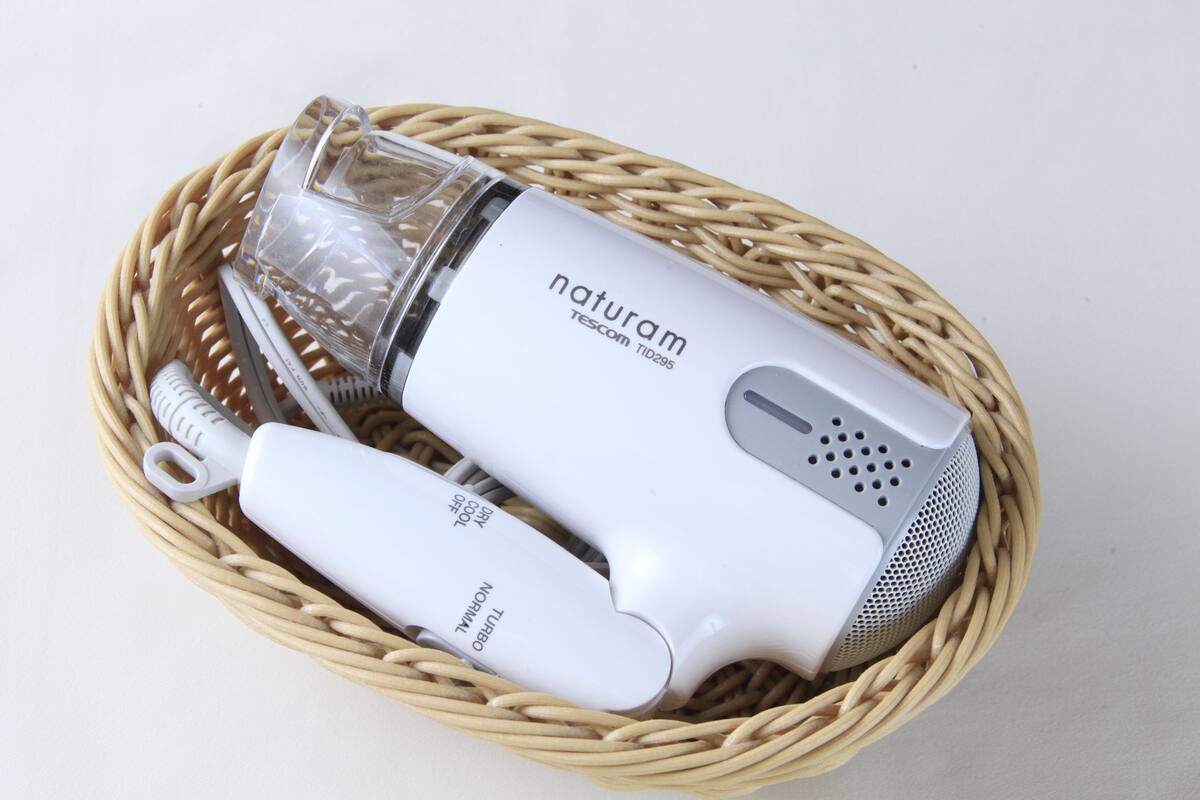 combined shower/bathtub, free toiletries, hair dryer, slippers