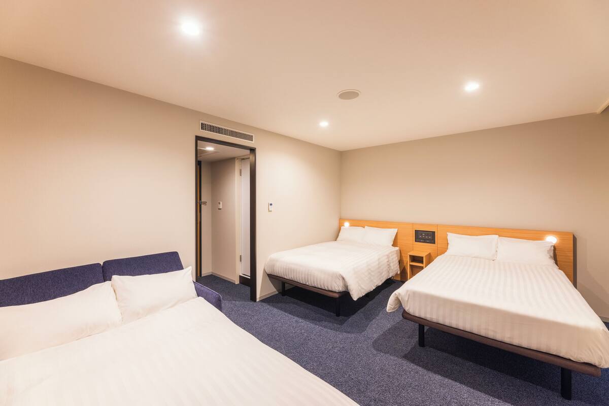 triple room, non smoking | 1 bedroom, desk, blackout curtains, iron/ironing board