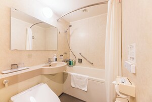 Bañera con ducha, artículos de tocador gratuitos, secador de pelo
