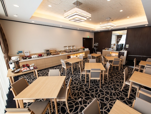 Daily buffet breakfast (JPY 1540 per person)