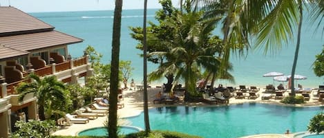 Piscine extérieure, parasols de plage, chaises longues