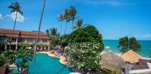 حمّام سباحة خارجي، مظلات على حمّام السباحة، مقاعد للتشمس