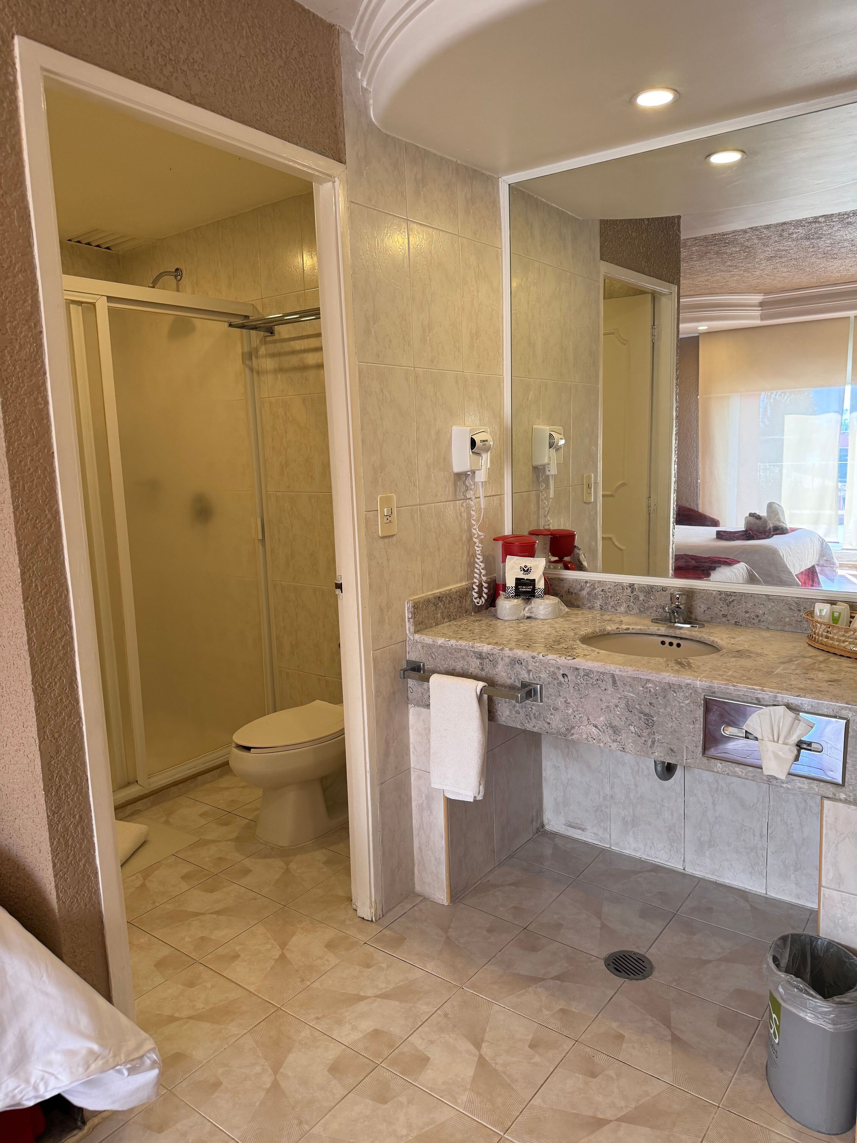 Ein Badezimmer mit Dusche, Toilette und Waschbecken.