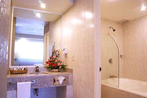 Suite – executive (jacuzzi) | Bad | Dusj, designertoalettartikler, hårføner og tøfler