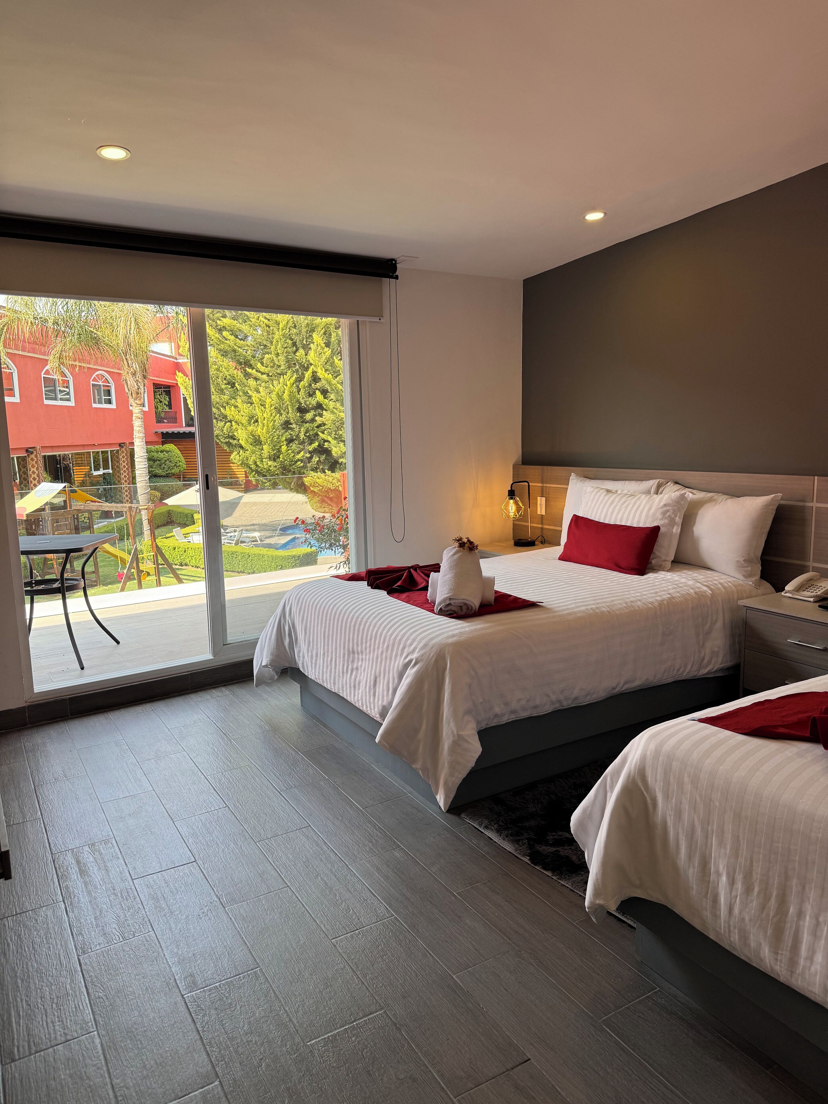 Villa with 2 double beds | Seprai premium, brankas, tirai kedap cahaya, dan setrika/meja setrika