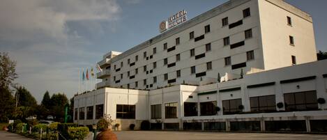 Un hotel con techo plano, varias ventanas y un cartel que indica que se trata de un hotel.