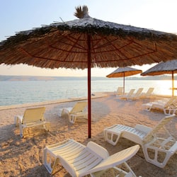 Privatstrand, Liegestühle, Sonnenschirme, Sporttauchen