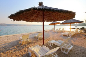 Playa privada, sillas reclinables de playa, sombrillas, buceo
