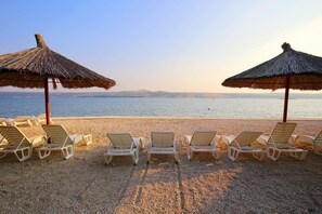 Playa privada, sillas reclinables de playa, sombrillas, buceo