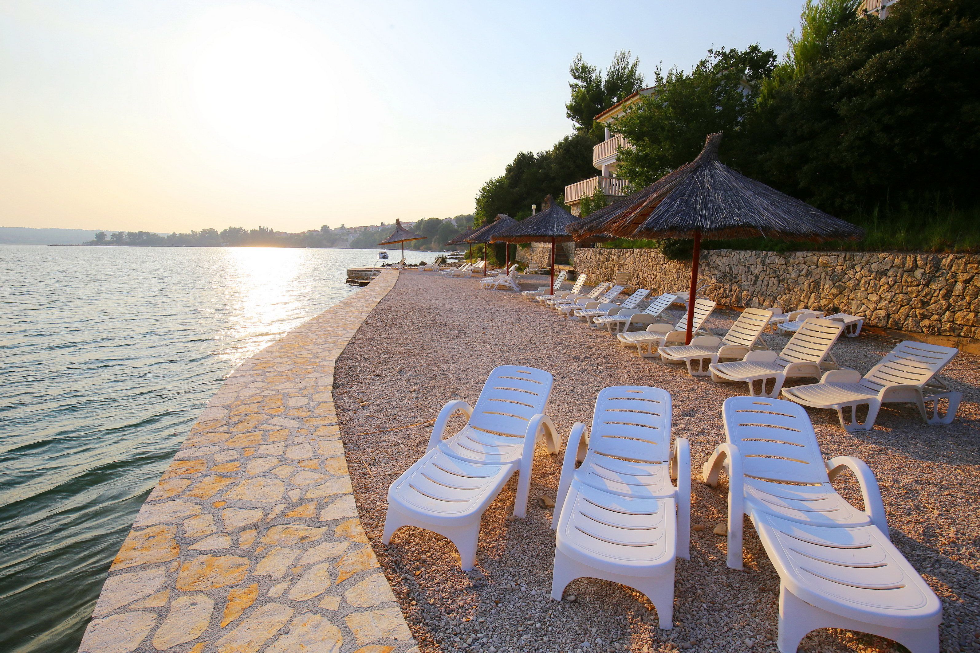 Bãi biển riêng, ghế dài tắm nắng, dù trên bãi biển 