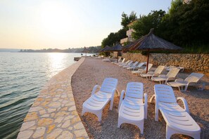 Privatstrand, LiegestĂŒhle, Sonnenschirme, Sporttauchen