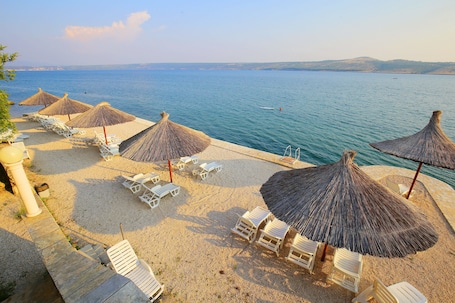 Privatstrand, Liegestühle, Sonnenschirme, Sporttauchen. Hotel Lucija