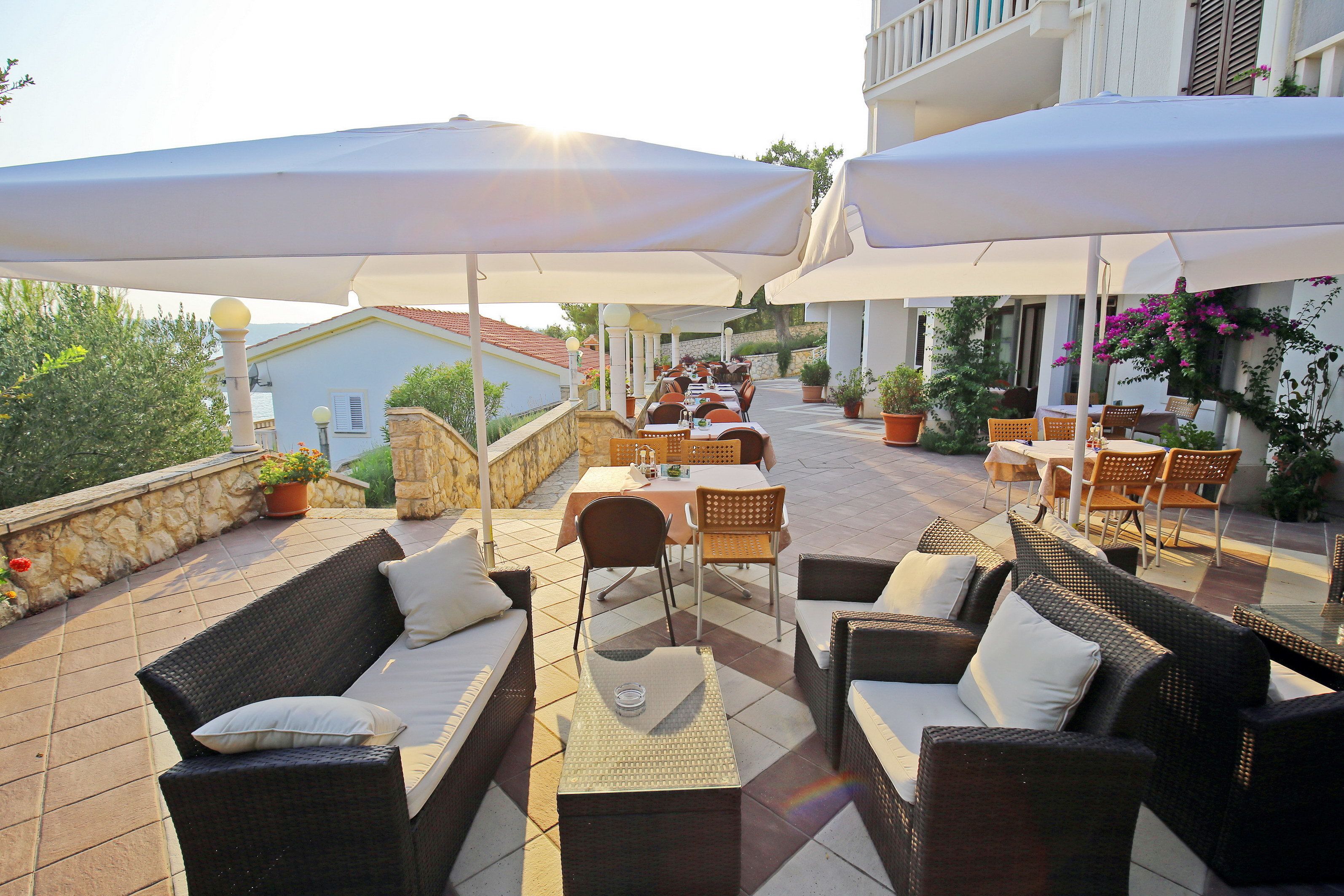 beach views, serves breakfast, lunch and dinner