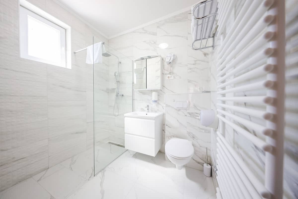 deluxe double or twin room, sea view | bathroom | shower, free toiletries, hair dryer, slippers