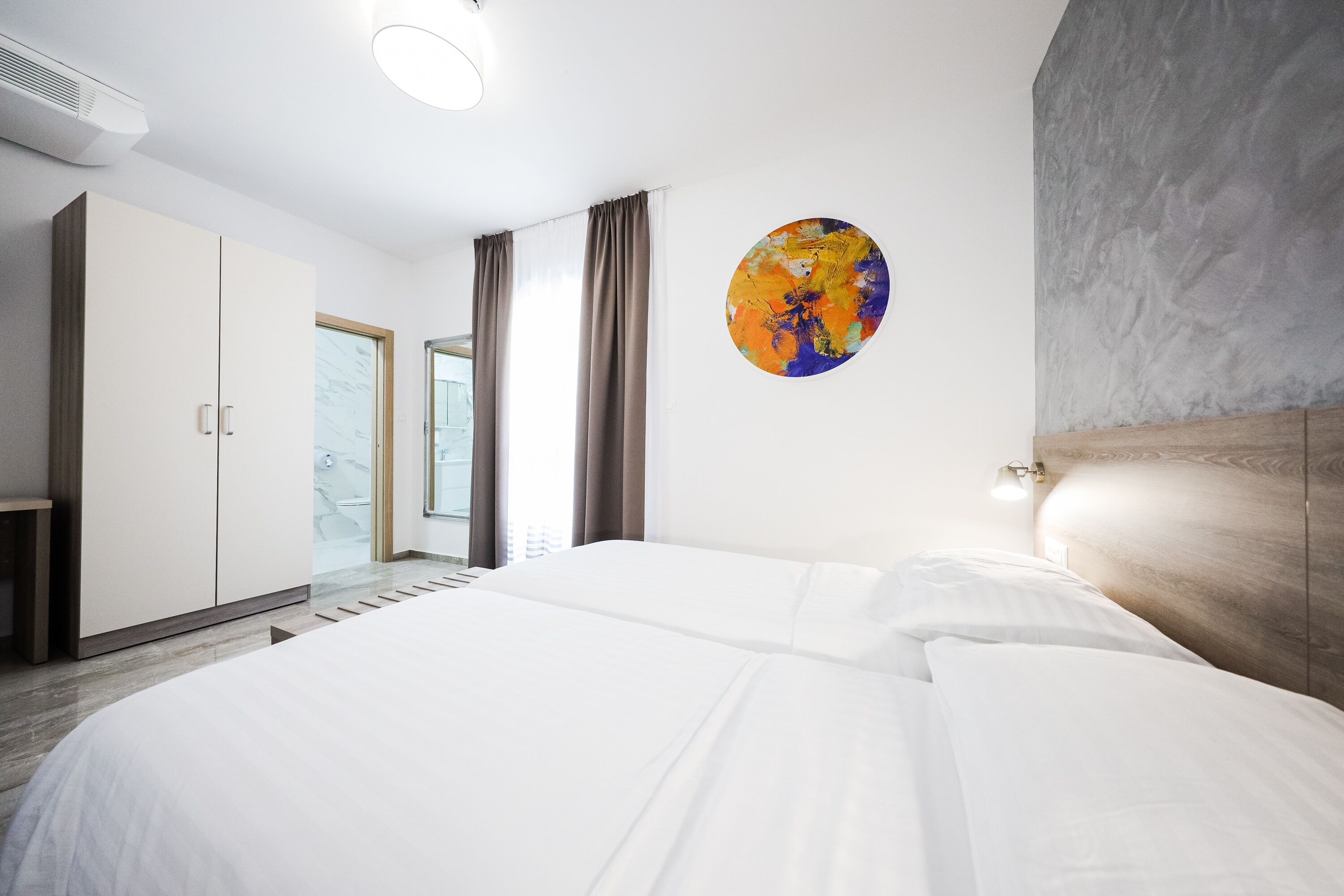 deluxe double or twin room, partial sea view | 1 bedroom, pillow-top beds, in-room safe, desk