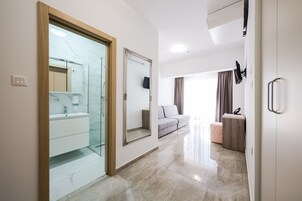 Suite junior, vistas al mar | Zona de estar | Televisión LCD de 32 pulgadas con canales por satélite, una televisión