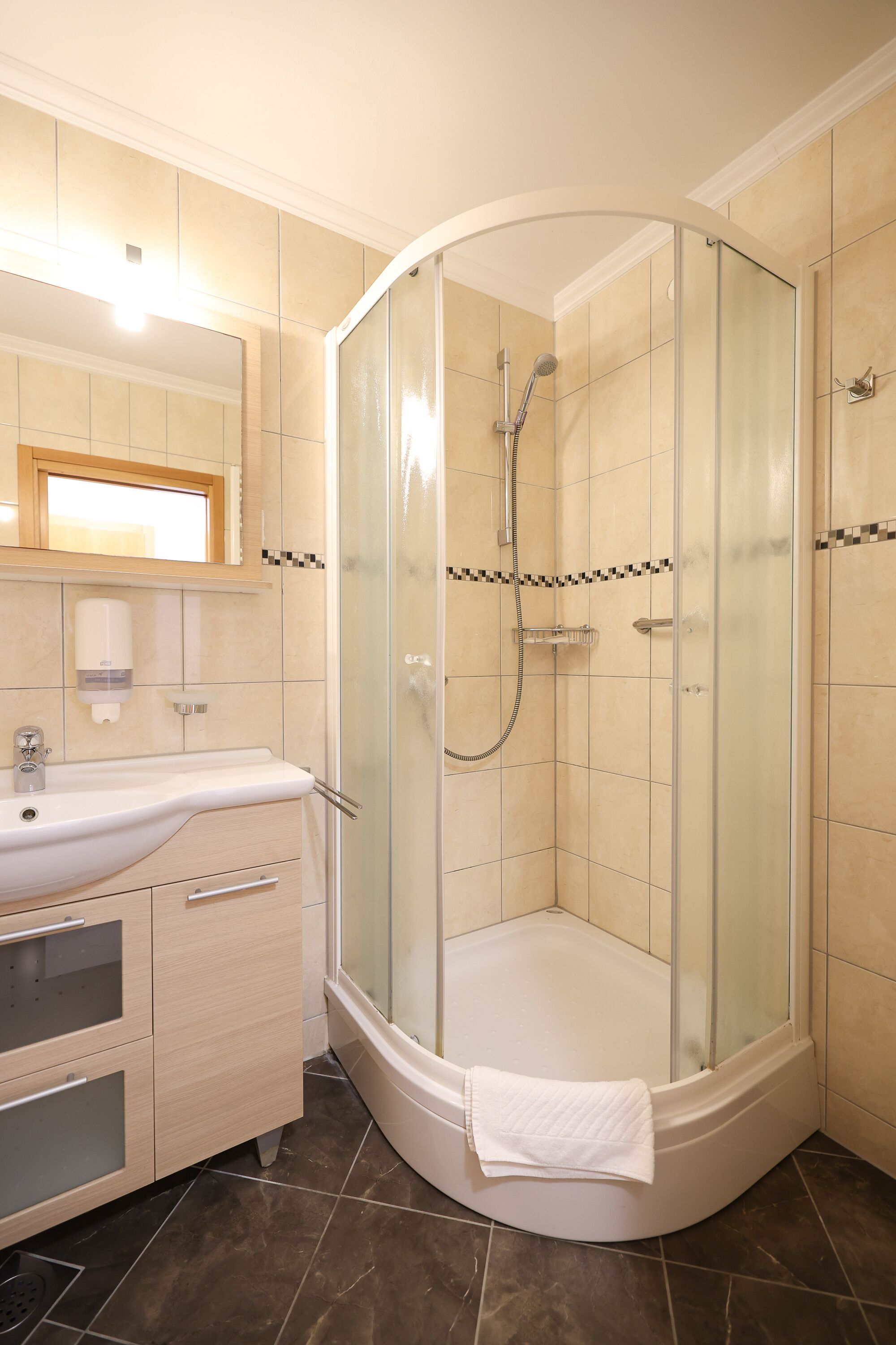standard double room, partial sea view | bathroom | shower, free toiletries, hair dryer, slippers