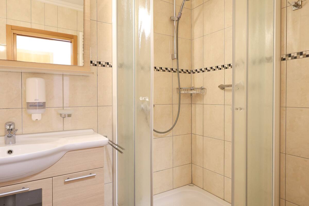 standard double room, partial sea view | bathroom | shower, free toiletries, hair dryer, slippers
