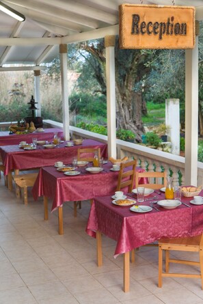 Colazione continentale, servita tutte le mattine (7 EUR a persona)