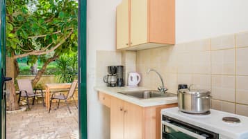 Refrigerador, placa de cocina, cafetera/tetera, utensilios de cocina