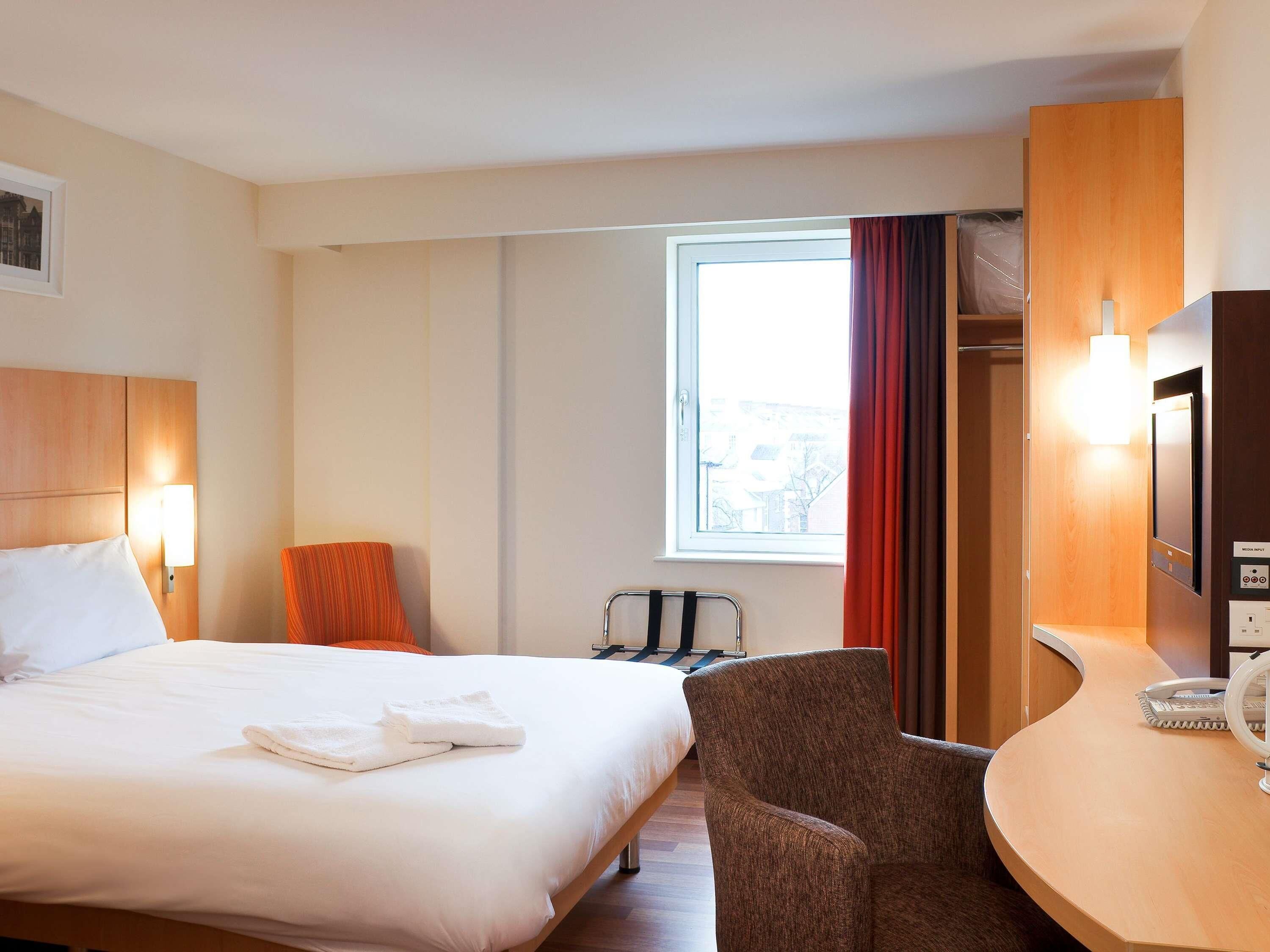 Caja de seguridad en la habitación y escritorio 