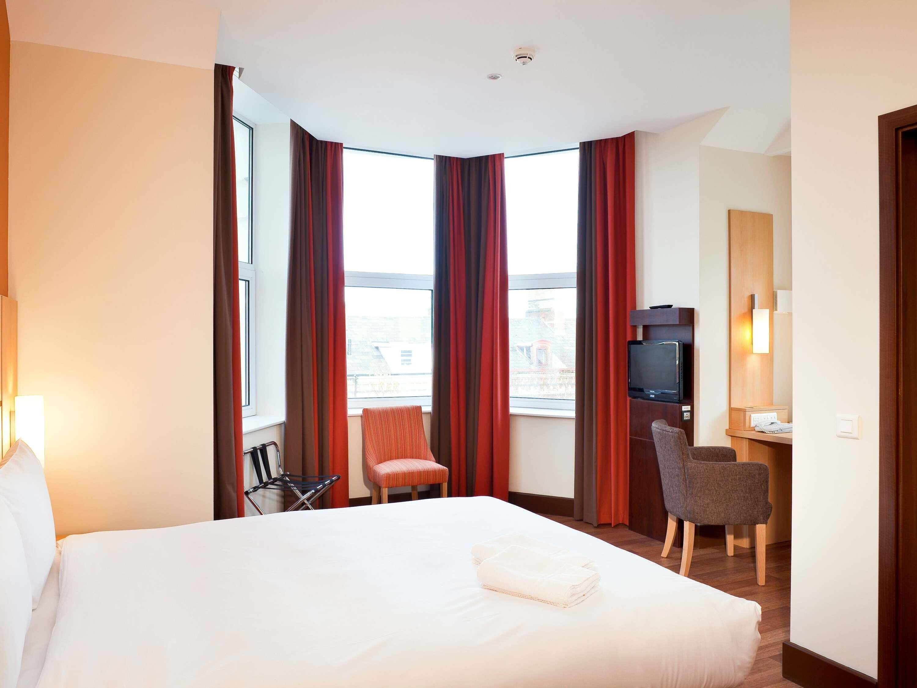 客房内保险箱、办公桌、熨斗/熨板、免费婴儿床