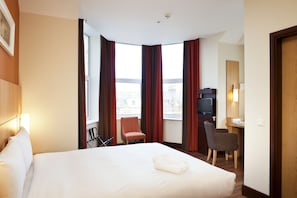 Room, 1 Double Bed | In-room safe, desk, iron/ironing board, free cribs/infant beds