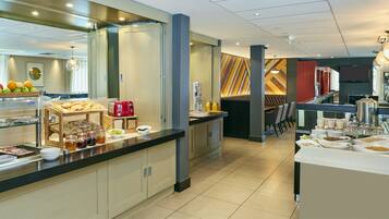 Daily cooked-to-order breakfast (GBP 14.50 per person)