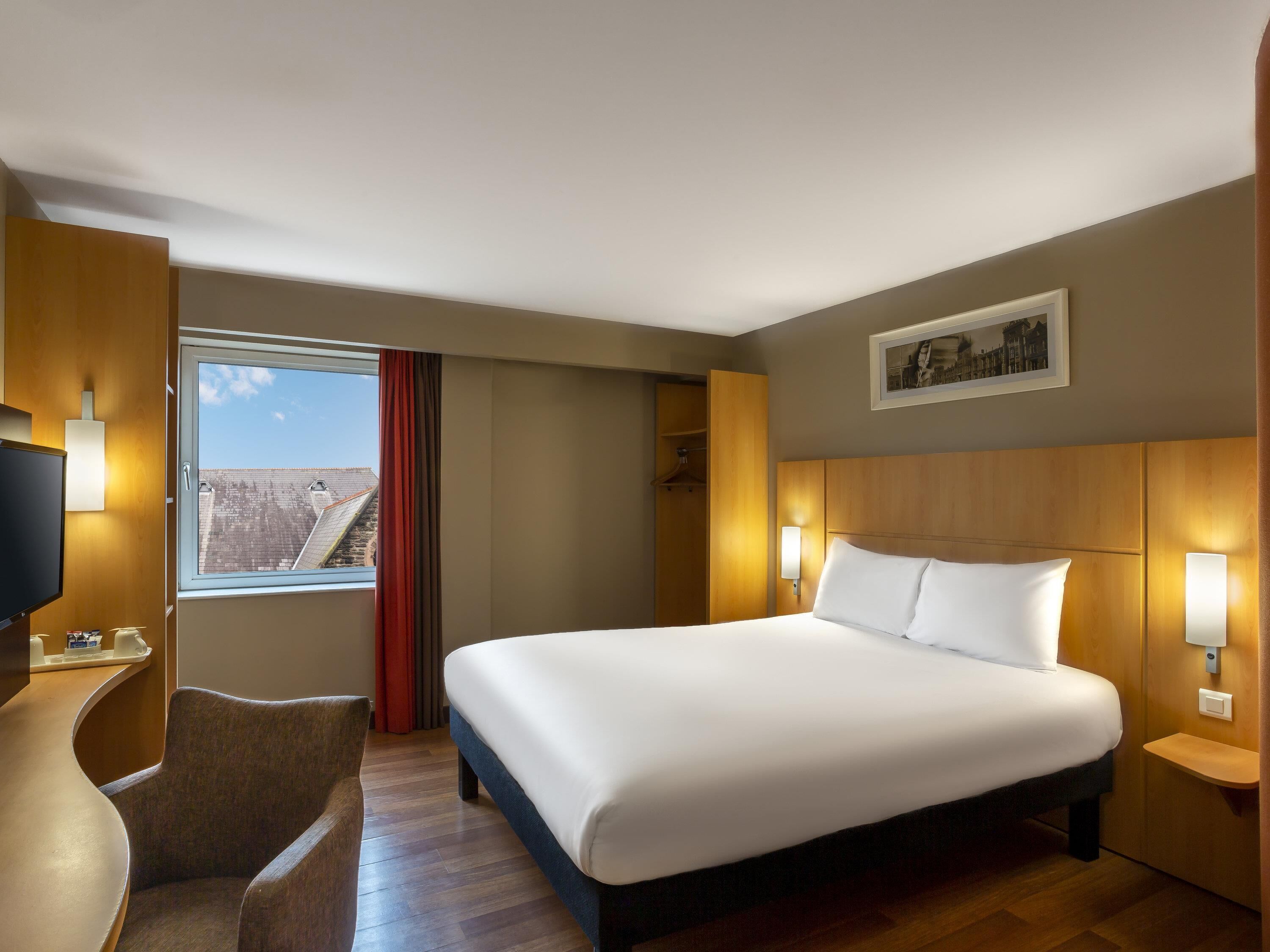 Room, 1 Double Bed, Accessible (Accessible) | In-room safe, desk, iron/ironing board, free cots/infant beds