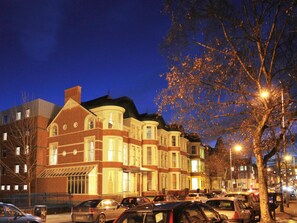 Front of property - evening/night - ibis Belfast Queens Quarter (Belfast)